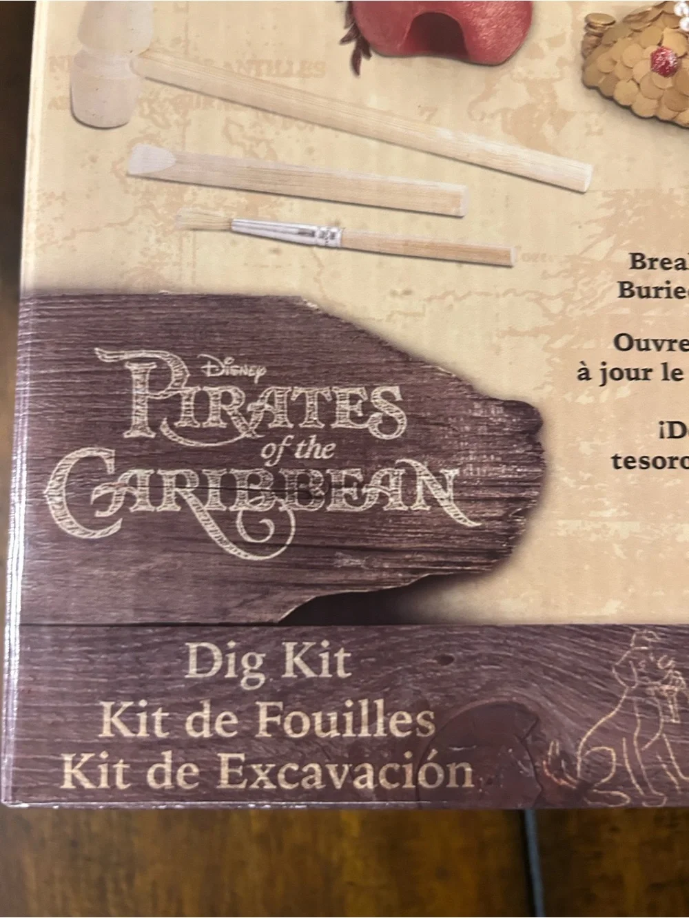 Disney Pirates of the Caribbean Dig Kit – Brown, Red, Gold